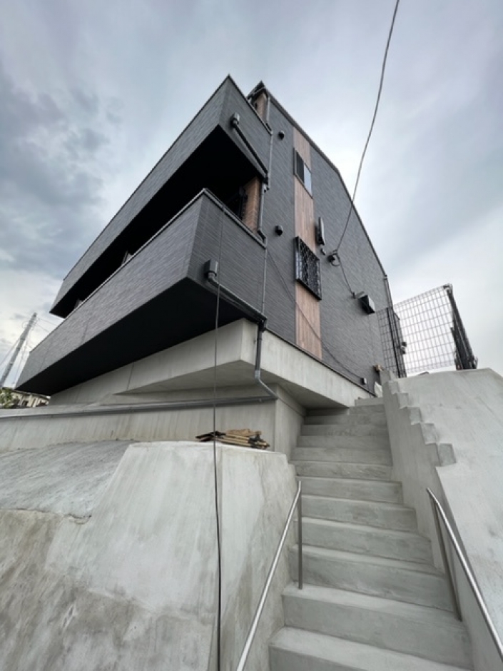 <tr><th>工事名</th><td>横浜市南区永田東1丁目新築アパート≪6室≫</td></tr>