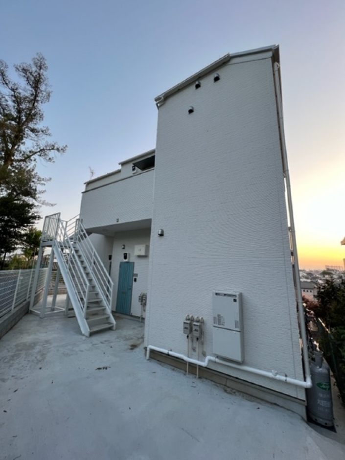 <tr><th>工事名</th><td>横浜市港南区港南5丁目新築アパート≪5室≫</td></tr>